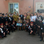 Парад Победы у дома ветерана Парад Победы у дома ветерана